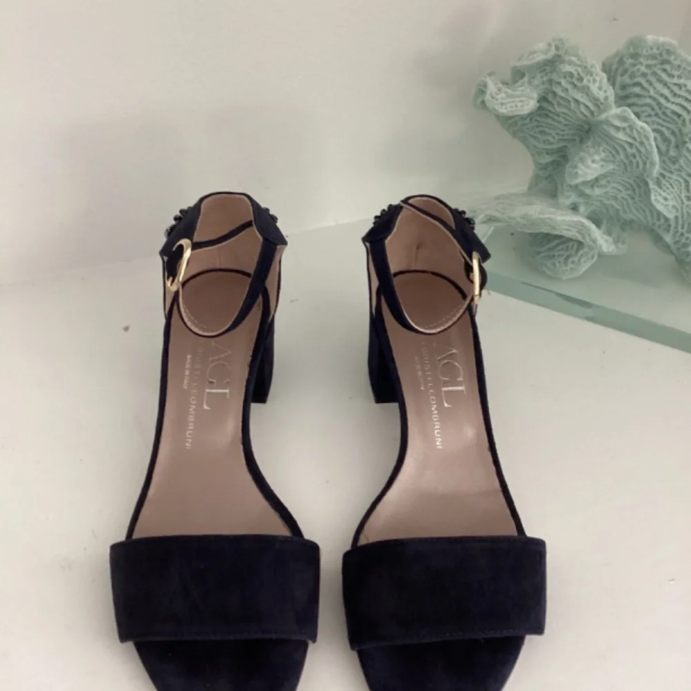 AGL CRYSTAL EMBELLISHMENTS T-STRAP SUEDE NAVY SANDALS SHOES BEAUTIFUL 39 8.5